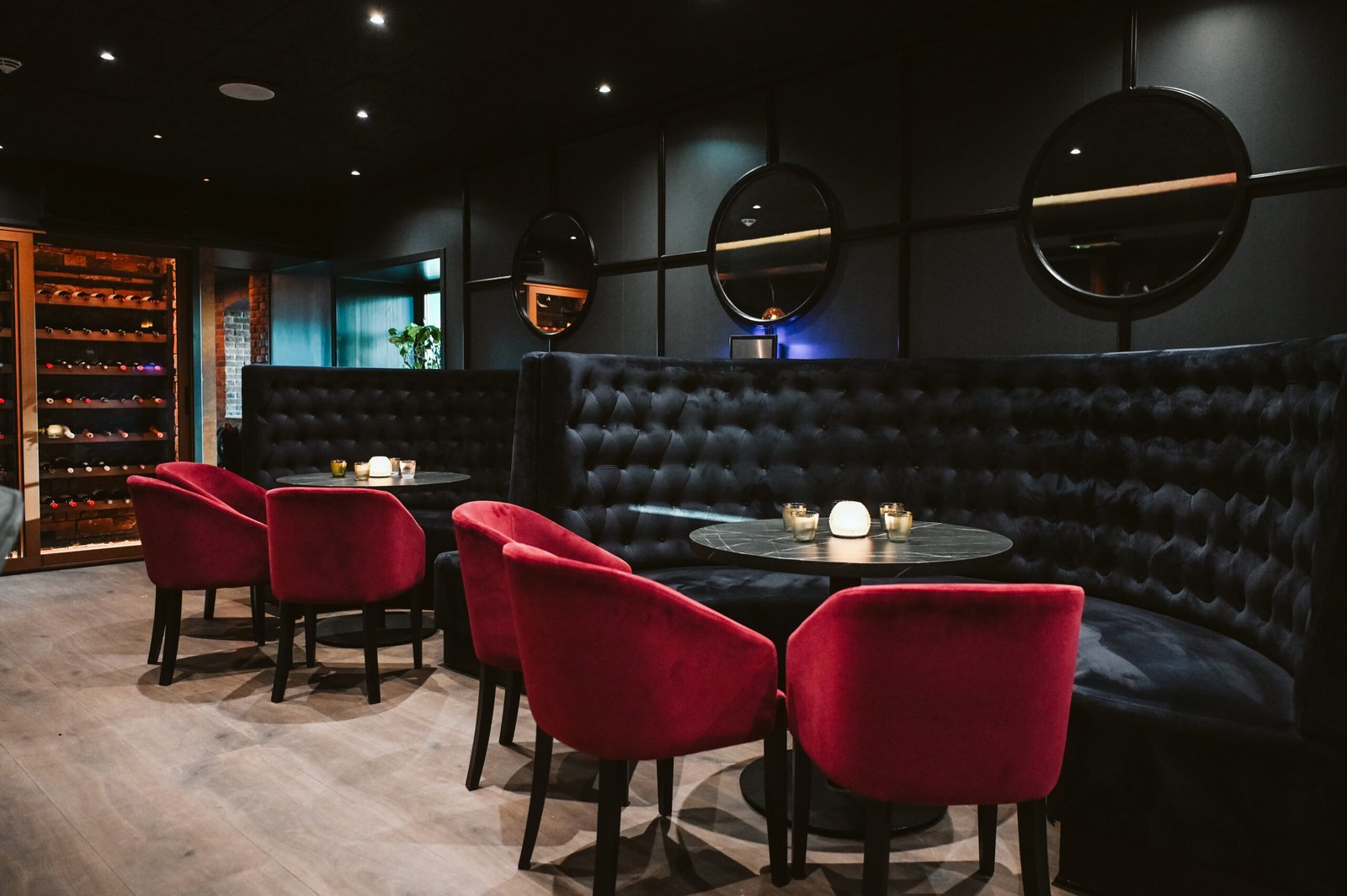 Secret Cocktail Bar – lokalet med røde stoler og sofa